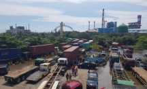 Banjir Rob di Semarang Picu Antrean Panjang Truk Masuk Pelabuhan - GenPI.co Jateng