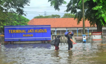 Kebanjiran, Terminal Induk Jati Kudus Lumpuh - GenPI.co Jateng