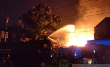 Gudang Rosok di Solo Terbakar, 12 Rumah Terdampak dan Puluhan Warga Ngungsi - GenPI.co Jateng