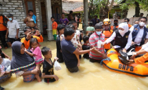 Gubernur Jatim Bikin Tenang Warga Terdampak Banjir Pamekasan - GenPI.co Jatim