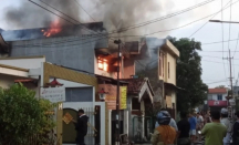 Rumah di Wonocolo Surabaya Terbakar, Pemilik Teriak Minta Tolong - GenPI.co Jatim