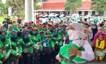 Momen Khofifah Peluk Kartini Pengemudi Ojol, Mengharukan - GenPI.co Jatim