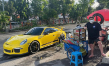 Momen Crazy Rich Surabaya Jajan Pinggir Jalan dengan Mobil Mewah - GenPI.co Jatim