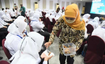 Pulang Haji, Khofifah Bagikan Kurma untuk CPNS, Khasiatnya Wow! - GenPI.co Jatim