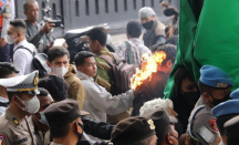 Ngeri! Demonstran di Malang Tersambar Api saat Aksi Penolakan Kenaikan BBM - GenPI.co Jatim