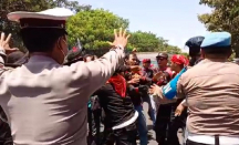 Demo Buruh di Surabaya Sempat Diwarnai Ketegangan dengan Polisi - GenPI.co Jatim