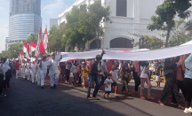 Momen Haru Drama Perobekan Bendera di CFD Surabaya, Bikin Air Mata Meleleh - GenPI.co Jatim