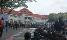 Aremania Lakukan Aksi Diam di Depan Balai Kota Malang, ini Tuntutannya - GenPI.co Jatim