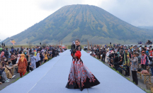 11 Desainer Ambil Bagian Fashion Show di Lautan Pasir Gunung Bromo - GenPI.co Jatim