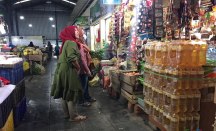 Pasokan Minyak Goreng di Pasar Kepanjen Kurang, Pedagang Mengeluh - GenPI.co Jatim