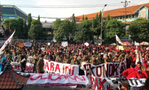 Massa Mahasiswa Minta Ketua DPRD Jawa Timur Keluar Gedung - GenPI.co Jatim
