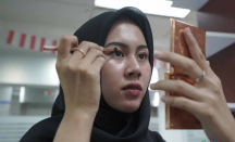 Tips Makeup Tahan Lama, Wajah Glowing Seharian - GenPI.co Jatim