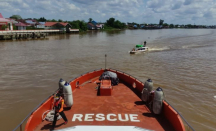 Warga Padati Pesisir Pantai, SAR Siagakan Kapal Penyelamat - GenPI.co Kalbar