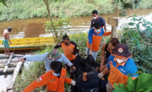 Warga Mendalam, Berangkat Mandi Berujung Mengapung di Sungai - GenPI.co Kalbar