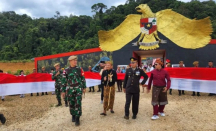 Warga Perbatasan Bentangkan Bendera 100 M di Bukit Semugang - GenPI.co Kalbar