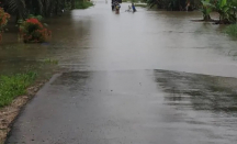 Hujan Deras, Jalan Utama Kecamatan Belitang Terendam Banjir - GenPI.co Kalbar