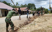 Pemasangan Pipa Air Bersih di Kecamatan Sekayam Dibantu Satgas Pamtas - GenPI.co Kalbar