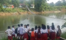 Jembatan Gantung Putus, Anak Sekolah di Ariung Mendalam Terpaksa Pakai Perahu - GenPI.co Kalbar