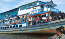 Kapal Tabrak Tebing Pasir Muara Kubu, 145 Penumpang KM Arif Jaya Dievakuasi - GenPI.co Kalbar