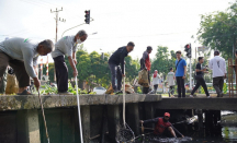 200 Peserta Gotong Royong Bersihkan Parit dan Drainase - GenPI.co Kalbar