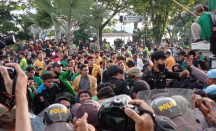 Demo Mahasiswa Kaltim Tolak Harga BBM Naik, Sempat Panas dengan Polisi - GenPI.co Kaltim