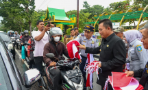 Gubernur Ansar Turun ke Jalan Bagikan Bendera, Gratis! - GenPI.co Kepri