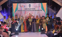 8 Desainer Tampilkan Karya dalam Fashion Show Wastra Kepri - GenPI.co Kepri