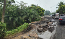 Jalan Rusak, Puluhan Warga Inhu Datangi Kantor DPRD Riau - GenPI.co Riau