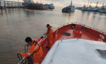 Perahu Terhantam Ombak, Pasutri Jatuh ke Laut di Dumai - GenPI.co Riau