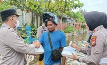 Banjir Rob Terjadi di Dumai, Polisi Bagi-bagi Sarapan Pagi - GenPI.co Riau