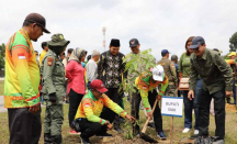 Dongkrak Ekonomi, DLHK Riau Bagikan 10 Ribu Bibit Pohon di Siak - GenPI.co Riau