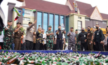 Jelang Tahun Baru, Polda Riau Musnahkan 30 Ribu Botol Miras - GenPI.co Riau