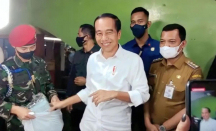 Disambut Warga Pekanbaru, Jokowi Bagi-bagi Sembako dan Baju - GenPI.co Riau
