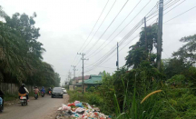 Bau Menyengat, Warga Pekanbaru Keluhkan Tumpukan Sampah di Jalan - GenPI.co Riau
