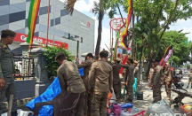 Puluhan Pedagang Bendera di Trotoar Jalan Pekanbaru Ditertibkan - GenPI.co Riau
