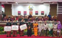 2 Jempol! Gubernur Sulsel Beri Bantuan ke Korban KKB Papua - GenPI.co Sulsel