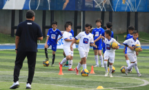 BRI Serahkan Bantuan Pendidikan Bagi 50 Anak Sepak Bola Berbakat - GenPI.co Sultra