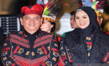 Pj Gubernur Sultra Pamer Tenun di Depan Presiden Jokowi - GenPI.co Sultra