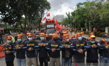 Tolak UU Cipta Kerja, Ratusan Buruh Gelar Unjuk Rasa di Palembang - GenPI.co Sumsel