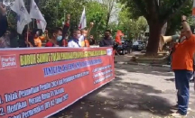Buruh Geruduk Kantor DPRD Sumut, Sebut Nama Jokowi - GenPI.co Sumut