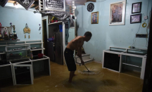 Astaga, Warga Sei Mati Medan Sahur di Tengah Banjir - GenPI.co Sumut