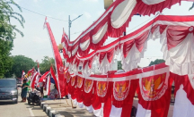 Wow! Pasutri Medan Raup Cuan dari Jualan Bendera - GenPI.co Sumut