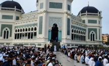 10 Ribu Jemaah Salat Id di Masjid Raya Medan, Polri dan Satpol PP Berjaga - GenPI.co Sumut