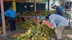 Makan Durian Berlebihan Bisa Berbahaya, Ketahui Dampak Negatifnya - GenPI.co