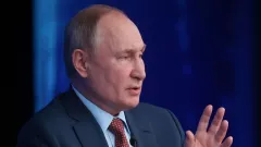 Ada yang Salah, Tangan Presiden Vladimir Putin Berubah jadi Ungu! - GenPI.co