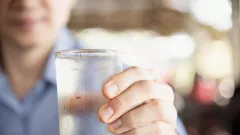 Benarkah Minum Air Dingin Bikin Badan Gemuk? Begini Penjelasan Ahli Gizi - GenPI.co