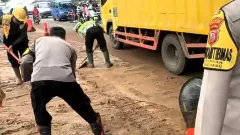 Waspada Longsor di Jalur Sate Sinta Cianjur, Polisi Siaga Malam - GenPI.co