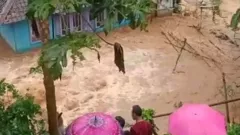 Sedikitnya 100 Kepala Keluarga di Cianjur Mengungsi Akibat Banjir - GenPI.co