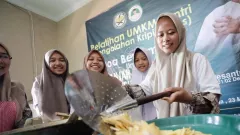 Tingkatkan Ekonomi, Santri Dukung Ganjar Gelar Pelatihan Olah Keripik Talas - GenPI.co