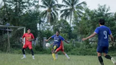 Perbaiki Lapangan, Ganjar Muda Padjadjaran Gelar Laga Persinga U-21 vs Legend - GenPI.co